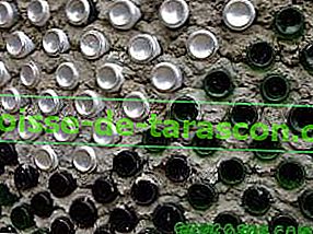 Earthship-close-up-of-bottle-and-can-múr pred-to-omietky-300x225
